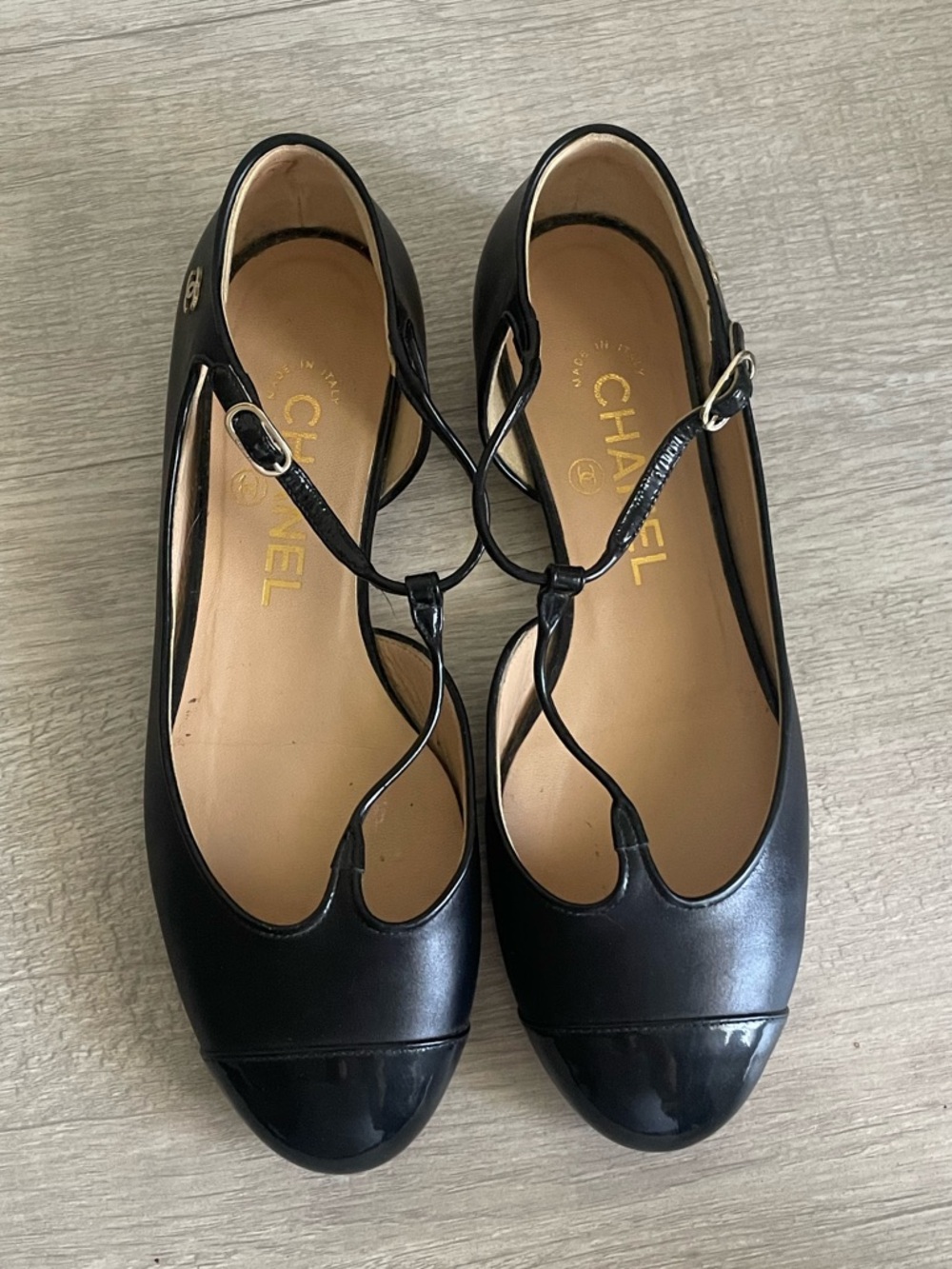 Pre-Owned Authentic 2012 CHANEL Black Leather T-Strap Ballet Flat w/ Gold Accent - Picture 3 of 12